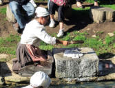 Poul Fétan : ferme bretonne de 1850 - lavandière - battage du linge au battoir