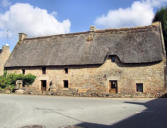 Lanvaudan : maison à  toit de chaume - puit à montants sculptés - niche à lion