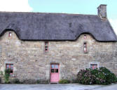 Lanvaudan : maison à toit de chaume et porte rose