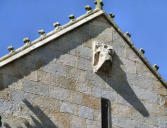 Kernascléden : l'église Notre Dame - sculpture sur un pignon