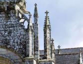 Kernascléden : l'église Notre Dame - petites flèches