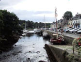 Pont Aven - le port à marée basse et le quai