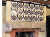 Château de Keriolet : la cuisine - mosaïques sur la cheminée