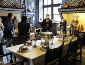 Château de Keriolet : la cuisine - table et ustensiles de cuisine - explications par un guide
