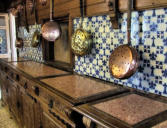 Château de Keriolet : la cuisine - meubles et casseroles en cuivre