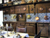 Château de Keriolet : la cuisine - table - meubles - ustensils en cuivre
