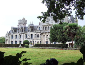 Château de Keriolet : vue de l'extérieur depuis les allées