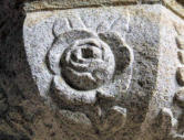 Fouesnant les Glénan - fleur sculptée dans la pierre