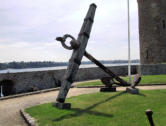 Saint Malo : ancre de marineen bois et fer