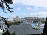 Saint Malo : bateaux de plaisance -ferry au terminal