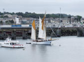 Saint Malo : bateau à voile et bateau à moteur