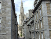 Saint Malo : rue étroite et église Saint Vincent