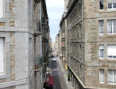 Saint Malo : rue étroite entre maisons de granite