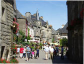 Rochefort en Terre - grande place du village avec des touristes
