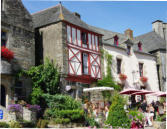 Rochefort en Terre - place principale du village - maison à pan de bois - verdure et fleurs