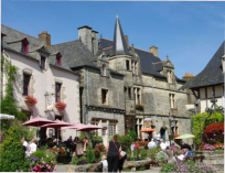 Rochefort en Terre - place du village - les commerces - les parterres de fleurs - les maisons anciennes