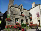 Rochefort en Terre  - maison en pierres fleurie avec commerce