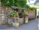 Rochefort en Terre - fontaine fleurie dans une rue du village