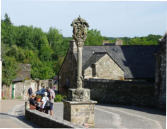 Rochefort en Terre - monument religieux dans rue pavée du  village
