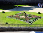 Vannes : massif fleuri du jardin