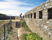 Guidel : fort du loc'h - enceinte  avec barbacanes - vue de l'intérieur du fort