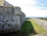 Guidel : fort du loc'h - enceinte, large fossé et remparts