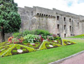 Hennebont : massifs fleuris au pied des remparts 