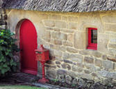 Lanvaudan : petite chaumière à la pote et fenêtre rouge - boite aux lettres originale