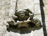 Le Faouêt : chapelle Saint Fiacre - sculptures personnage et animaux