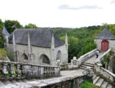 Le Faouêt : Chapelle Saint Barbe - vue générale de la chapelle et de l'oratoire