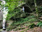 Le Faouêt : Chapelle Saint Barbe - début du sentier de la fontaine de dévotion