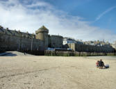 Saint Malo : plage de l'Eventail devant les remparts