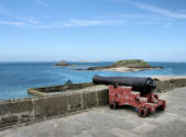 Saint Malo : poste de tir avec canon