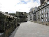 Saint Malo : chemin de ronde derrière les remparts