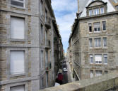 Saint Malo : rue étroite entre maisons