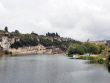 Saint Martin d'Ardèche : falaise avec habitations surplombant la rivière