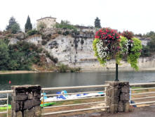 Saint Martin d'Ardèche : falaise au bord de la rivière vue depuis les berges de l'ardèche