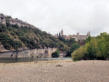 Saint Martin d'Ardèche :  le village de Aiguèze surplombant l'Ardèche vue depuis la plage de galets