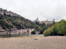 Saint Martin d'Ardèche :  le village de Aiguèze surplombant l'Ardèche vue depuis la plage de galets