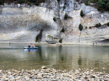 Saint Martin d'Ardèche :  canoé vers le Rocher du Grain de sel