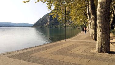 Nantua : Bord du lac pavé