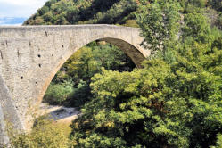 Les Gorges du Doux : pont qui traverse les gorges