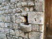 La Garde Adhémar : détail du mur de maison