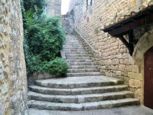La Garde Adhémar : superbe escalier en pierre