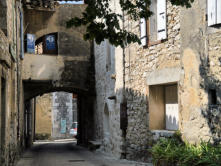 La Garde Adhémar : passage couvert entre maisons