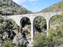 Les Gorges du Doux : pont qui traverse les gorges