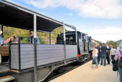 Les Gorges du Doux : la locomotive accrochant les wagons