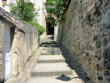 Saint-Antoine-l'abbaye : escalier menant à l'abbaye