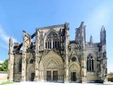 Saint-Antoine-l'abbaye : façade principale de l'église saint Antoine