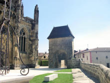 Saint-Antoine-l'abbaye : esplanade devant l'église